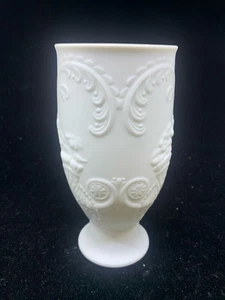 Jarrón de colección blanco mate desplazamiento en relieve. - Imagen 1 de 4