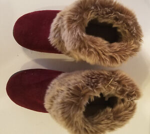 Isotoner Womens Sz 8.5 - 9 Ankle Bootie Slippers Maroon Faux Fur Trim Hard Sole