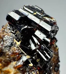 Ramo de cristales de Vesuvianita rojo anaranjado oscuro terminados completos de 61 quilates en matriz - Imagen 1 de 17