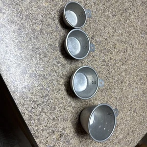 4 Vintage Aluminum Nesting Measuring Cups W/Tab Handle, 1/4, 1/3, 1/2, 1 Cup - Bild 1 von 7