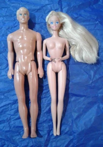 Set bestehend aus 2 blonden Ken und Barbie sonnengebräunten Puppen Vintage 1980er-1990er Jahre nackt EUC - Bild 1 von 18