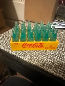 Estuche Vintage Miniatura 3.75 "por 2.50" De 24 Botellas De Coca Cola Verde Muy Bonito - Imagen 1 de 1