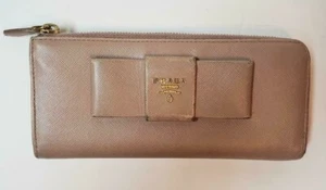 Hermosa billetera de diseño PRADA Saffiano con cremallera de cuero con arco - Imagen 1 de 11