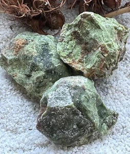 Lot Chrysopras Rohstein , Heilstein , Edelstein # 299 - Bild 1 von 9