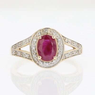 Anillo solitario de rubí ovalado de 0,98 quilates con halo de diamantes de oro multitono de 14 k talla 5,5 Foto 1 de 4