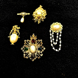 5 PIECE FAUX PEARL GOLD TONE BROOCH LOT - 474 - Bild 1 von 3