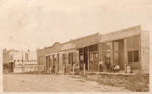 Postal de colección de 1908 de Main Street RPPC Home Kansas Hardware Storefronts - Imagen 1 de 2