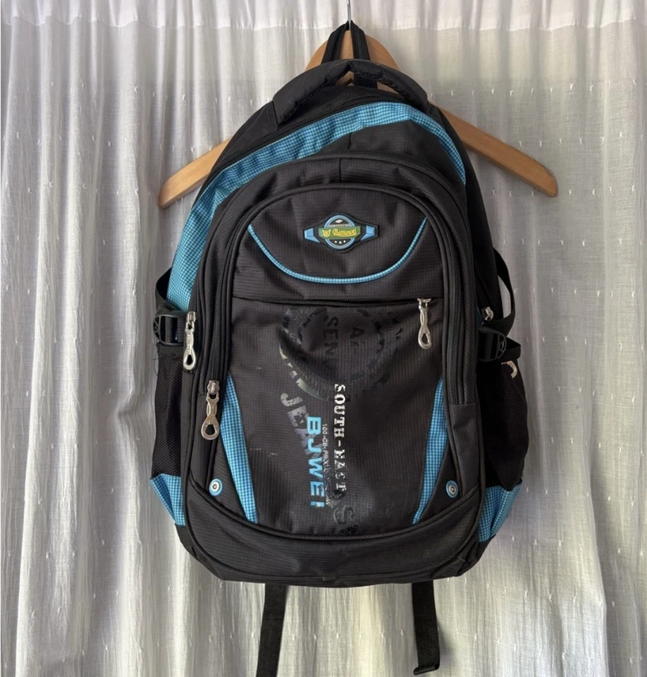 Mochila azul y gris con portabotellas de agua y varios compartimentos Foto 1 de 4