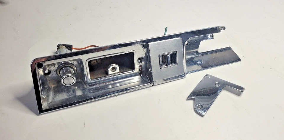 1967 CADILLAC FLEETWOOD LH REAR DOOR PANEL TRIM & ASHTRAY LIGHTER 9709757 - Image 1 of 4
