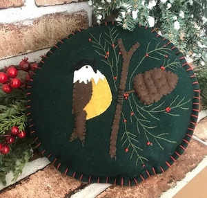 BIRD ON A BRANCH WINTER CABIN ROUND 8" ACCENT PILLOW GREEN FELT/BLANKET-STITCHED - Picture 1 of 12