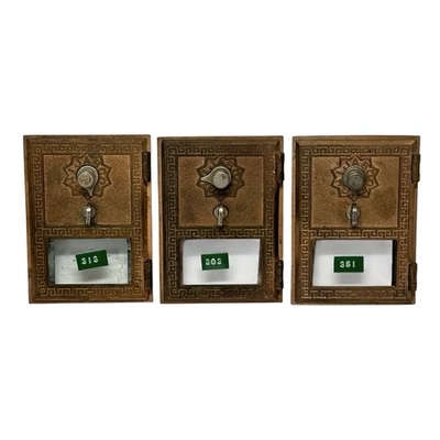 PUERTAS DE BUZÓN DE CORREO ANTIGUAS DE LATÓN DE OFICINA DE CORREOS DE EE. UU. - LOTE DE 3 Foto 1 de 4