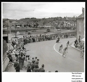 2002  --  BINIC LES COUREURS  DU TOUR DE FRANCE 1954 SUR LE PORT  3R980 - Picture 1 of 1