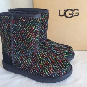 NEW KIDS SIZE 4 BLACK UGG CLASSIC II GRAPHIC STITCH 1112383K LOGO SUEDE BOOTS - Picture 1 of 11