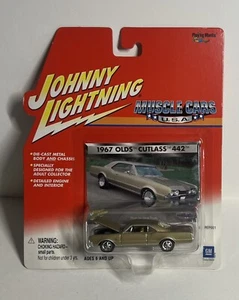 Johnny Lightning Muscle Cars USA 1967 Olds Cutlass 442 Gold NUOVO/VHTF/LEGGI - Foto 1 di 2