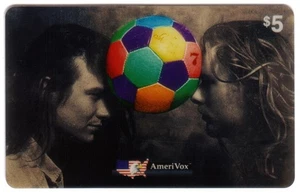 $5. Tarjeta telefónica Unity Through Soccer (dos atletas con pelota entre la cabeza) - Imagen 1 de 1