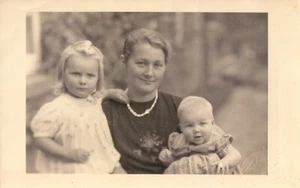 Orig. Foto-AK HAMBURG RAHLSTEDT Mutter 2 Kinder, Foto Bildkunst, Prägestem. 20er - Picture 1 of 1