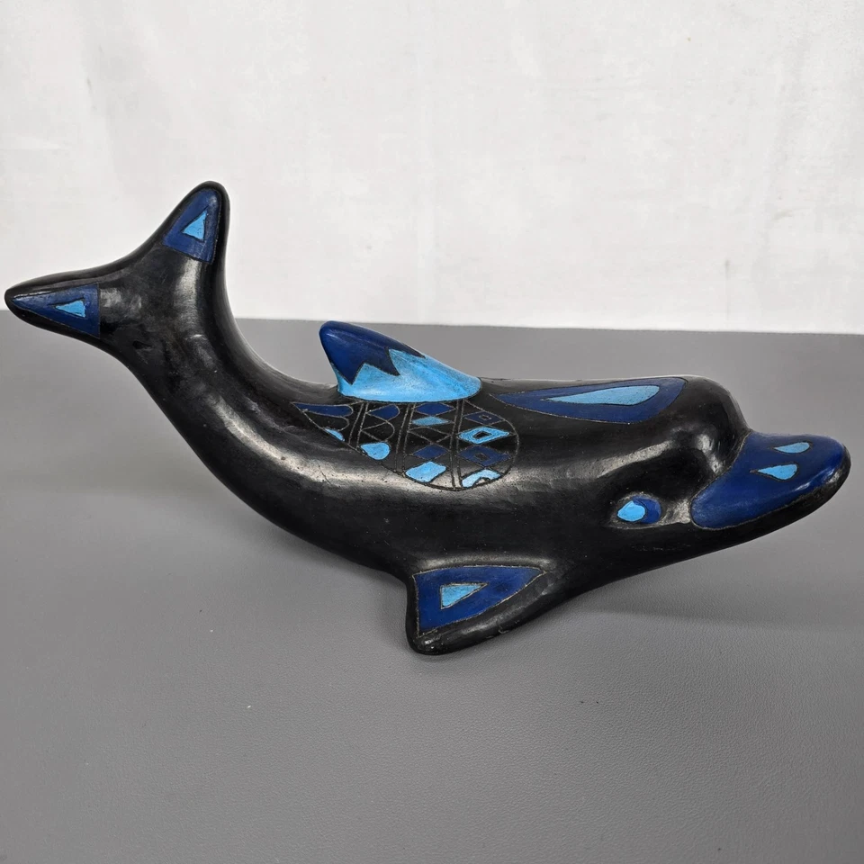 Estatuilla de cerámica de delfín negro y azul Manuel Felguerez con diseño tribal de 12" de largo Foto 1 de 4