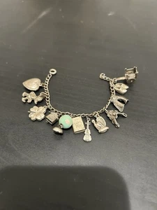 Pulsera vintage de plata de ley de los años 40 con dijes móviles Mickey, etc. - Imagen 1 de 7