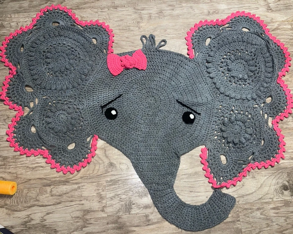 "Alfombra elefante de ganchillo hecha a mano - gris y rosa o chal/tiro de vuelta 60"" de ancho x 43"" de largo" Foto 1 de 2