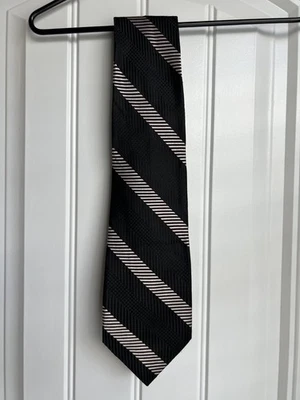 Corbata de seda de diseñador con patrón de rayas negras y plateadas Nautica Foto 1 de 2