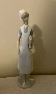 Vintage LLADRO KRANKENSCHWESTER Porzellan Figur BESCHÄDIGT Lladro Krankenschwester repariert - Bild 1 von 9