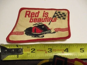Red is beautiful bandera de carrera a cuadros, moto de nieve vintage original raro PARCHE - Imagen 1 de 4
