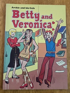 Archie & His Gals Betty and Veronica Large Comic Book Les Editions Heritage - Picture 1 of 6
