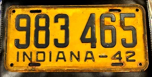 VINTAGE OLD-SCHOOL INDIANA 1942 AUTOMOBILE METAL LICENSE PLATE - RARE - Picture 1 of 2