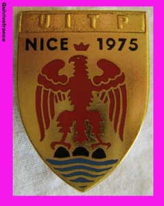 BG1052 - INSIGNE CONGRES UNION INTERNATIONALE DES TRAVAUX PUBLICS NICE 1975 - Foto 1 di 2