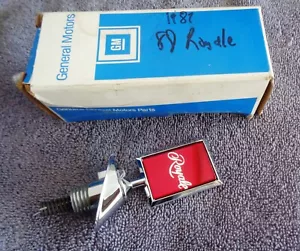 NEW NOS Genuine GM 86-88 Oldsmobile Delta 88 Royale Chrome Hood Ornament & Base - Foto 1 di 11