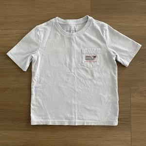 T-shirt bambino Vineyard Vines blu chiaro con taschino ragazzo taglia 4T - Foto 1 di 6