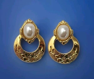 Vintage 1928 Faux Pearl Cabochon Etched Gold Tone Pierced Earrings Door Knockers - Picture 1 of 8