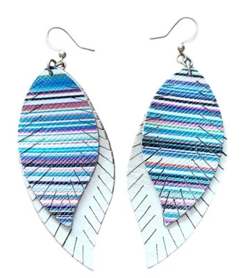 Brincos de argola de couro listrado azul e branco com penas penduradas e gota com outras cores   - Imagem 1 de 4