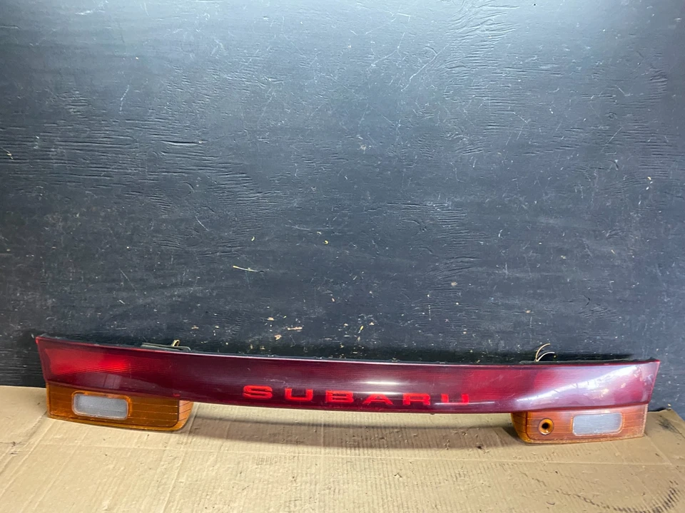 Panel de luz trasera central montado en el maletero Subaru Legacy Wagon 1995 a 1996 U6353 DG Foto 1 de 4
