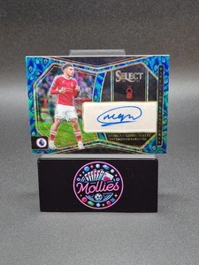 2023-24 Morgan Gibbs-White Panini Seleziona Pavone Auto Foresta Firme  - Foto 1 di 2