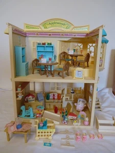 SYLVANIAN FAMILY GRANDE MAGAZZINO VINTAGE IN LEGNO DI MELO CON TANTI ACCESSORI - Foto 1 di 17