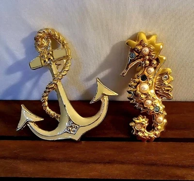 Juego de broches de caballito de mar y ancla | Alfileres de esmalte dorado de Avon & Kohl | Regalo náutico Foto 1 de 4