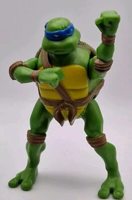 Figura pateando Teenage Mutant Ninja Turtles Leonardo TMNT McDonalds Toy 2005 Foto 1 de 4
