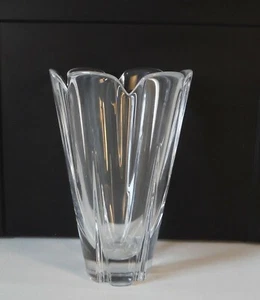 Jarrón de vidrio artístico de cristal Orrefors vintage de 6 3/4" de alto grabado firmado por Suecia  - Imagen 1 de 7
