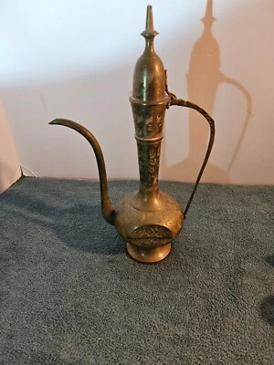 Винтажный индийский чайник из цельной латуни с ручкой  - Изображение 1 из 4