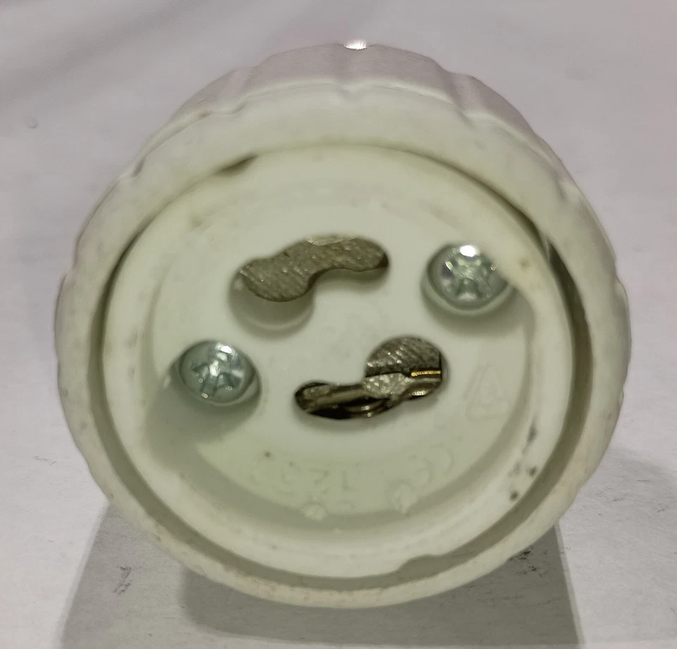 USA - Adapter E26 E27 base to GU10 bulb 250V 2A light Edison Twist Lock Converte - Image 1 of 1