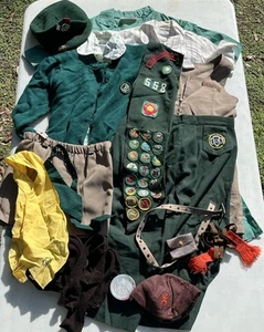 Lotto uniformi vintage ragazza scout abiti fascia distintivi toppe berretti anni 50 e altri - Foto 1 di 21