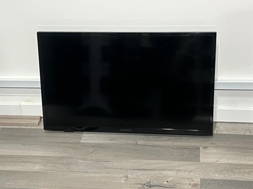 Insignia NS-32DF310NA19 32" F20 Series LED HD Smart TV Fire TV Edition Black - Image 1 of 4