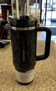 Stanley x Calia 30oz Flowstate Quencher H2.0 Becher Black Serpent - NEU - Bild 1 von 7