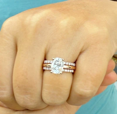 OVAL 形状模拟钻石镶嵌戒指和两根 14K 玫瑰金 3.40 克拉 — 第 1/4 张图片