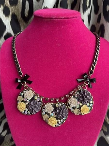 Collar Betsey Johnson Fabulosas Flores Resina Negro Corazón Tallado Rosa AB - Imagen 1 de 7