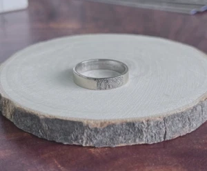 18K Solid White Gold 4mm Plain Polished Band with Memorial Fingerprint Size 9.25 - Picture 1 of 6