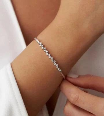Brazalete de moissanita de corte redondo de 2 quilates de 7" para boda enchapado en oro blanco de 14 k Foto 1 de 4