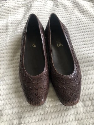 wimen geniune leather Romano flat shoe size 71/2 - Image 1 of 4