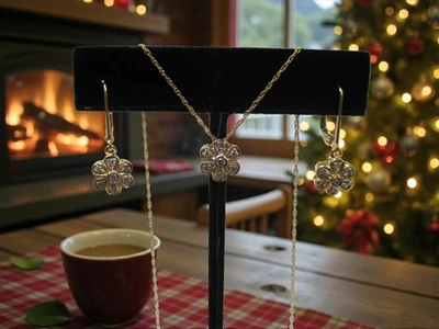 14 Kt. Juego de collar y pendiente estilo flor diamante oro amarillo tamaño 18 pulgadas (5,08 g) Foto 1 de 4